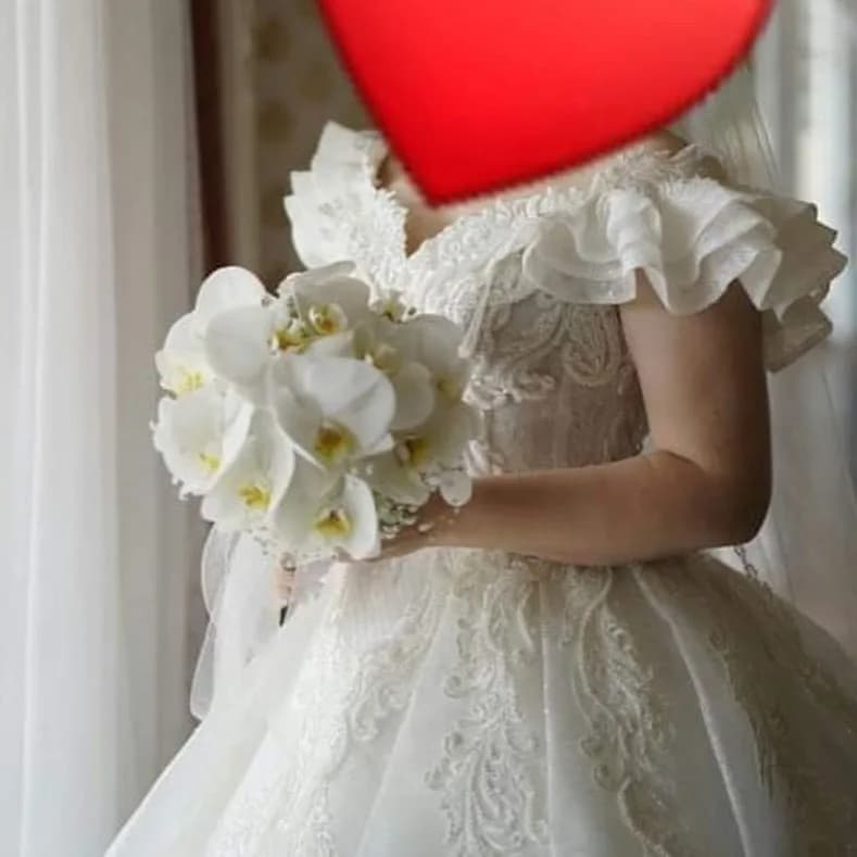 لباس عروس سنگدوزی سایز ۳۸ تا ۴۴، رنگ سفید، جنس توری و گیپور، طرح گلدوزی، بلند، یقه دکلته، آستین کوتاه