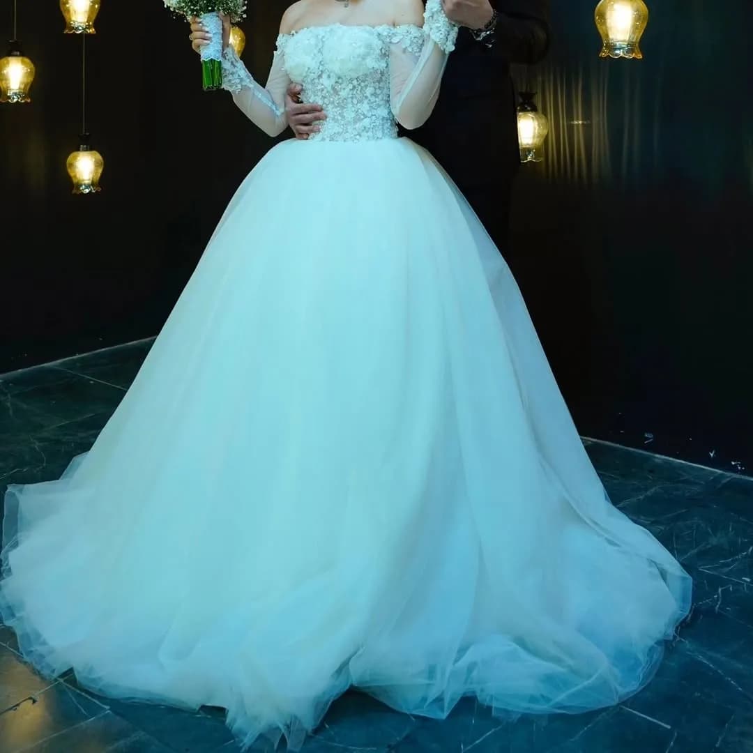 لباس عروس با تور و ژپون، رنگ سفید، طرح گلدوزی، بلند، دکلته، آستین بلند، پفدار