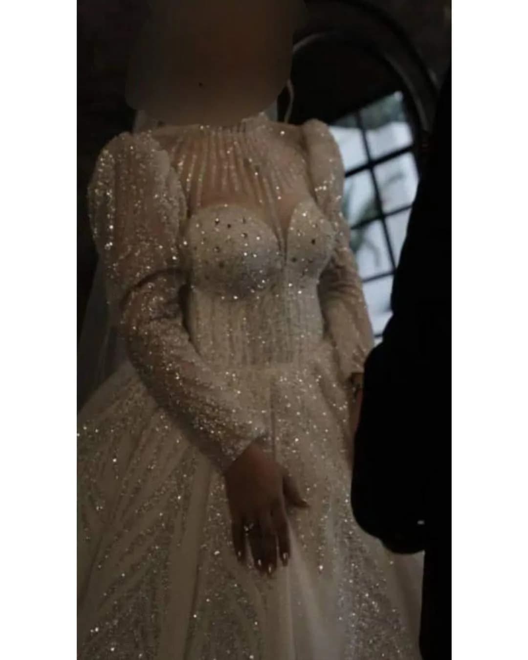 لباس عروس سنگدوزی سه لایه — رنگ سفید — نمای جزئیات — سنگدوزی