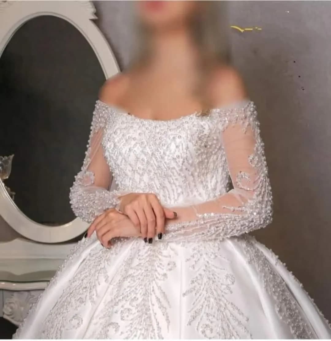 لباس عروس، رنگ سفید، جنس توری و ساتن، طرح گلدوزی، بلند، دکلته، آستین بلند