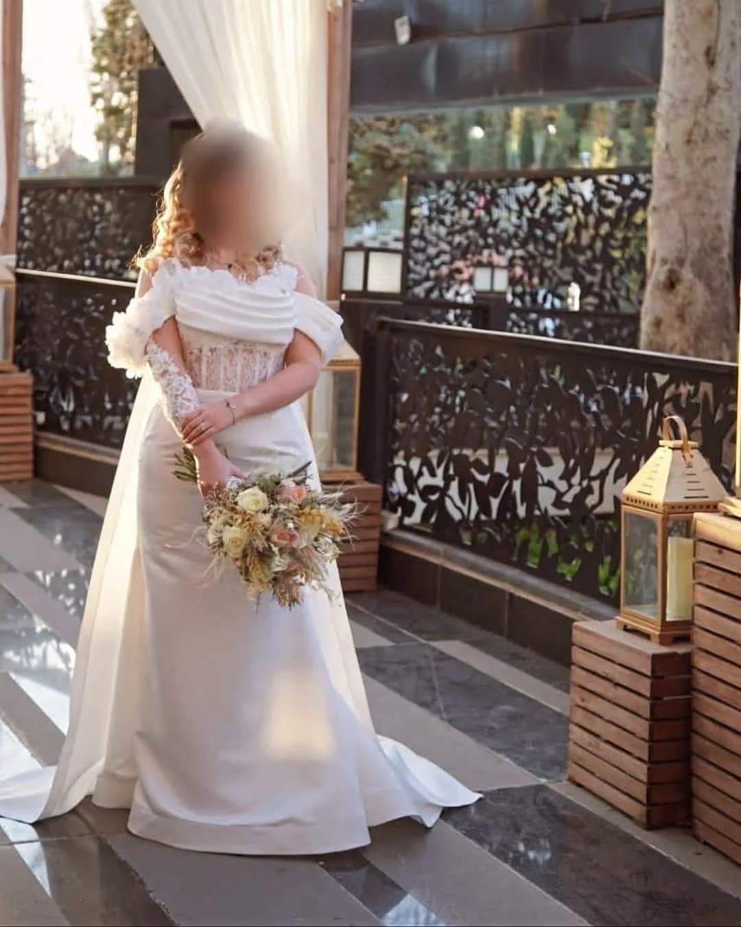 لباس عروس، رنگ سفید، جنس ساتن، بلند، آستین کوتاه، یقه دکلته