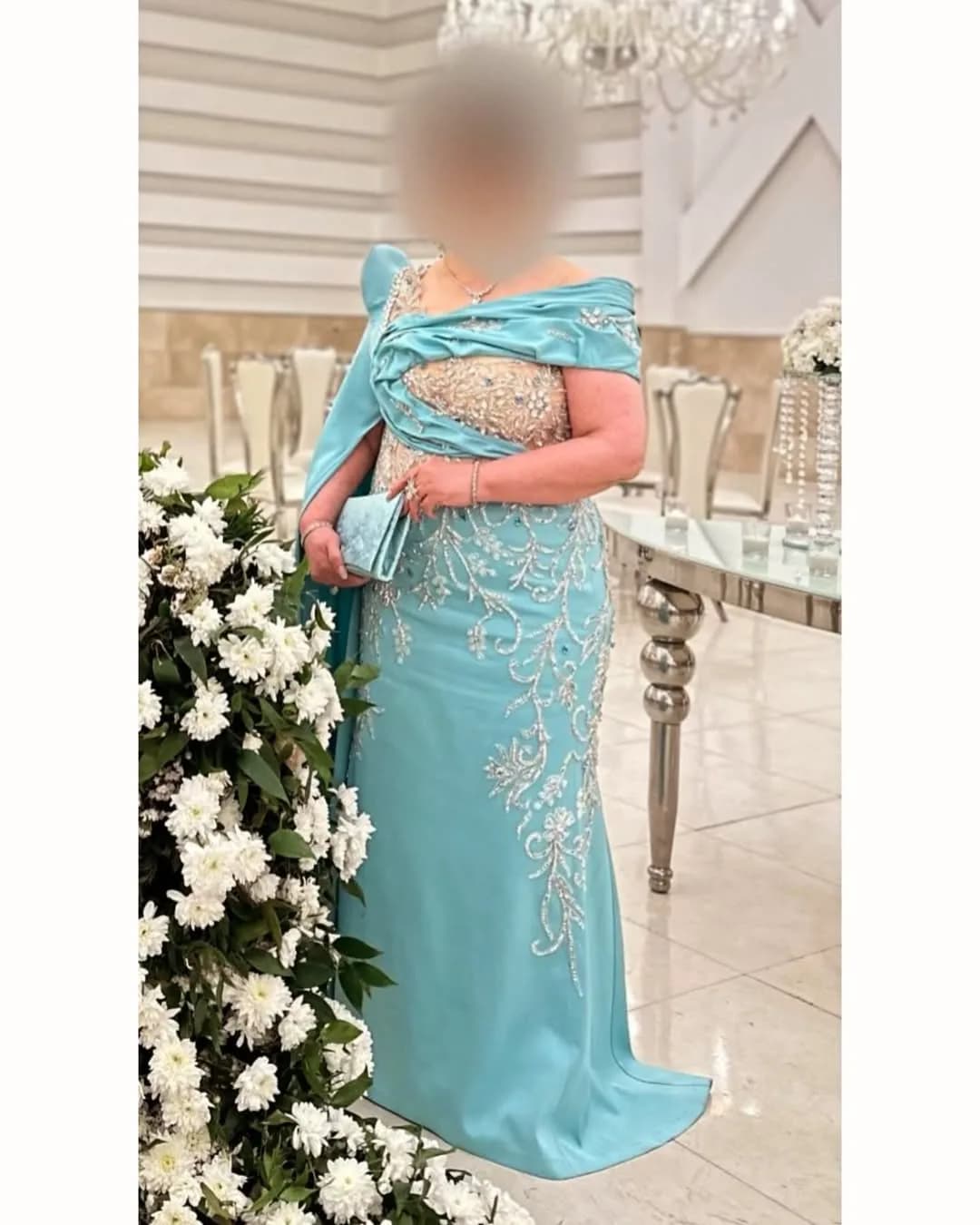 لباس مجلسی سنگ اتریشی سایز ۴۶، رنگ آبی روشن، جنس ساتن، طرح گلدوزی، بلند، دکلته، جذب
