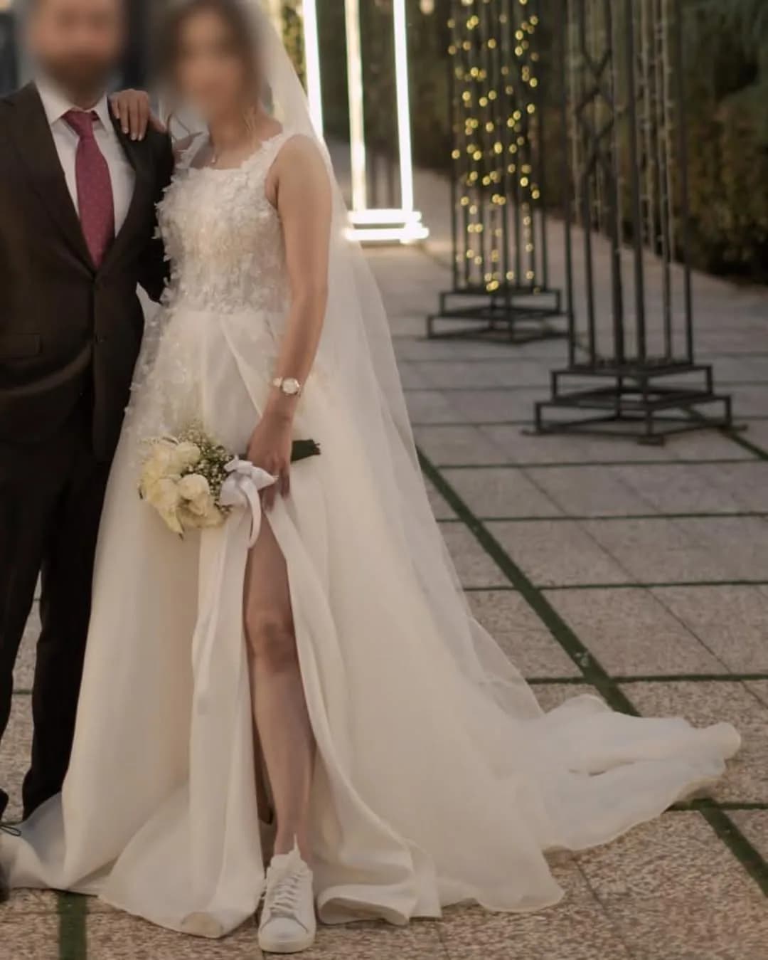 لباس عروس سایز ۳۸ با تور و تل، رنگ سفید، جنس توری، طرح گلدوزی، بلند، بدون آستین، چاکدار