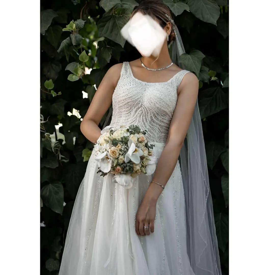 لباس عروس کریستالدوزی دنبالهدار، رنگ سفید، جنس ساتن، بلند، یقه باز، آستینحلقه