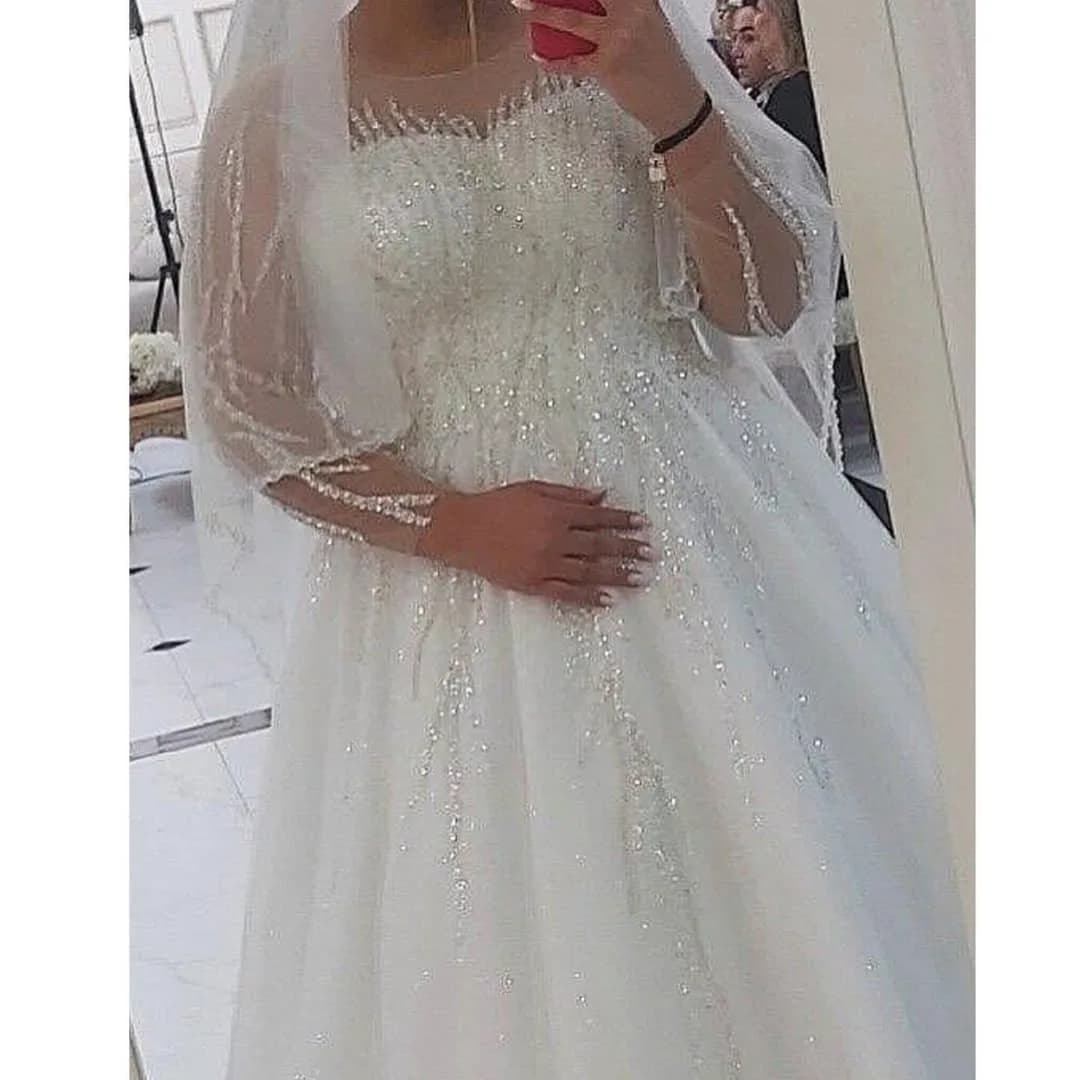 لباس عروس با تور و شنل، رنگ سفید، جنس توری، طرح گلدوزی، بلند، آستین بلند، پف دار
