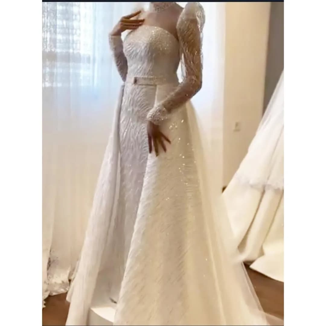 لباس عروس دو دامنه سایز ۳۴ تا ۳۶، رنگ سفید، جنس توری، طرح گلدوزی، بلند، جذب، آستین بلند