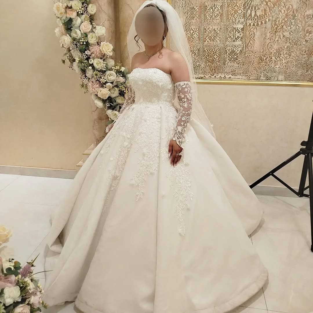 لباس عروس ساتن سایز ۴۲ تا ۴۴، رنگ سفید، جنس توری، طرح گلدوزی، بلند، دکلته، آستین جدا، پفدار