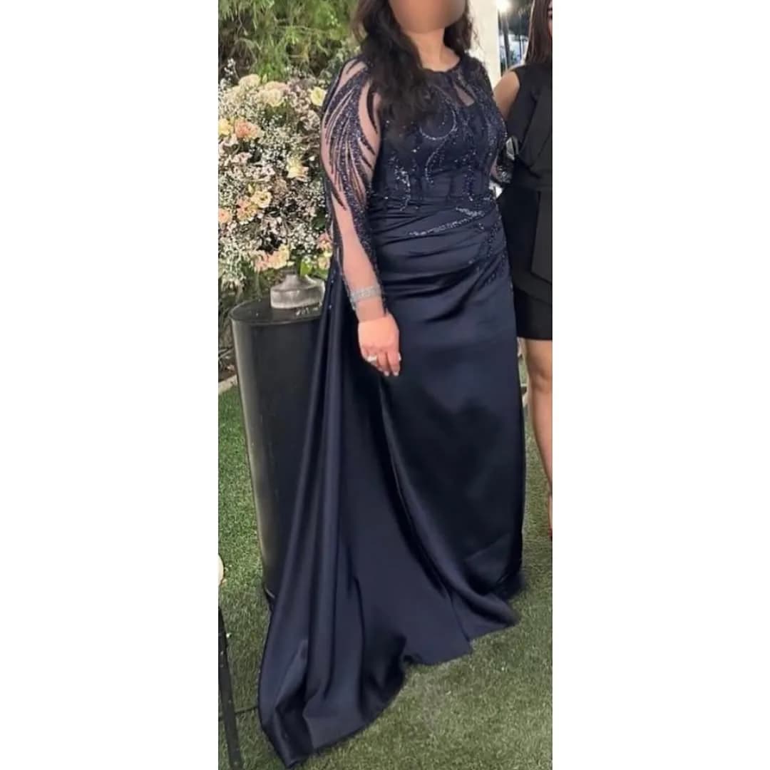 لباس شب مزوندوز سایز ۴۴ تا ۴۶، رنگ سرمهای، جنس ساتن، طرح سنگدوزی، بلند، آستین بلند، جذب