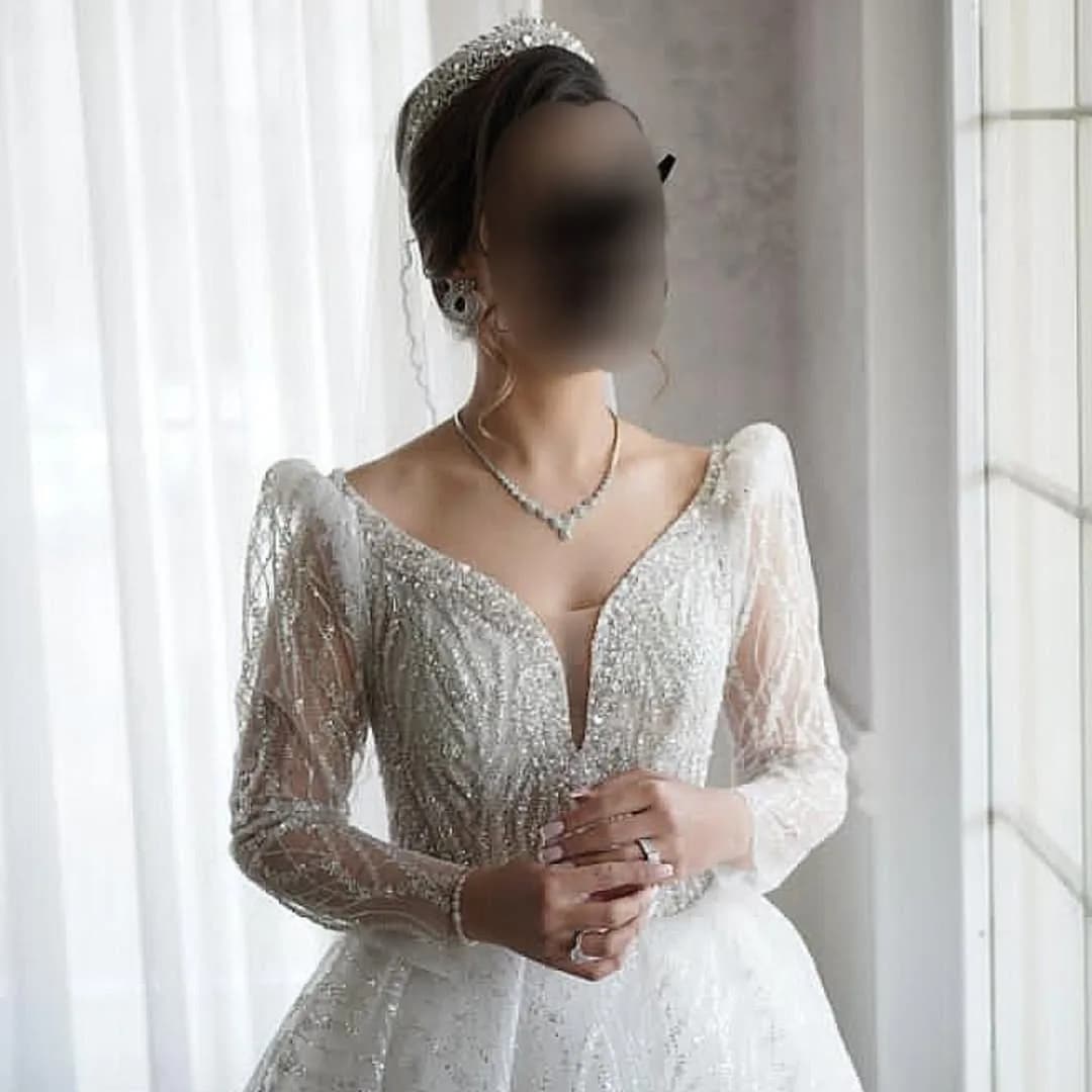 لباس عروس دنبالهدار سایز ۳۴ تا ۴۰، رنگ سفید، جنس توری، طرح گلدوزی، بلند، یقه وی، آستین بلند