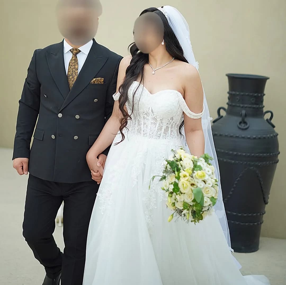 لباس عروس اروپایی سبک، رنگ سفید و مشکی، جنس تور و پارچه کت و شلواری، بلند، یقه دکلته