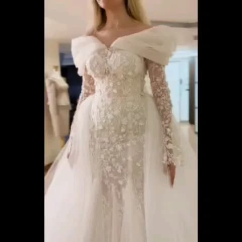 لباس عروس دانتل، رنگ سفید، جنس تور و ساتن، طرح گلدار، بلند، یقه افتاده، آستین‌بلند، جذب