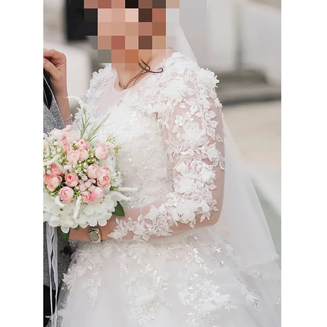 لباس عروس، رنگ سفید، جنس تور و حریر، طرح گل‌دوزی، بلند، آستین‌دار