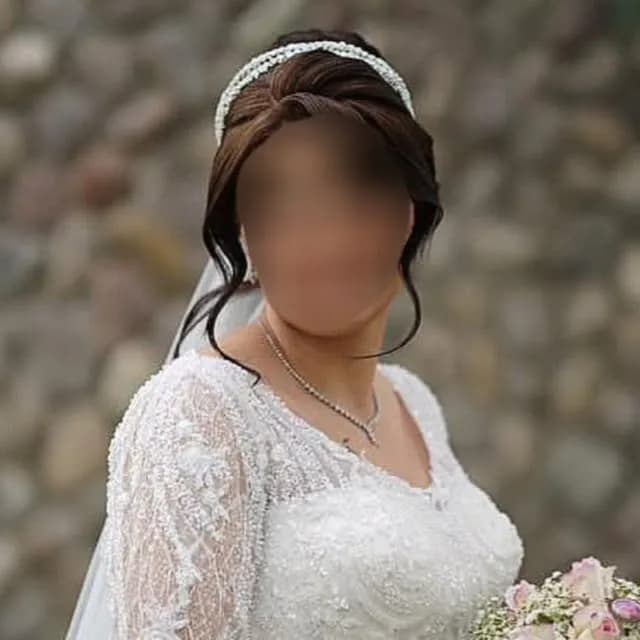 لباس عروس مزون‌دوز آستین‌دار یقه هفت، رنگ سفید، جنس گیپور و تور، بلند، یقه V، آستین بلند، جذب