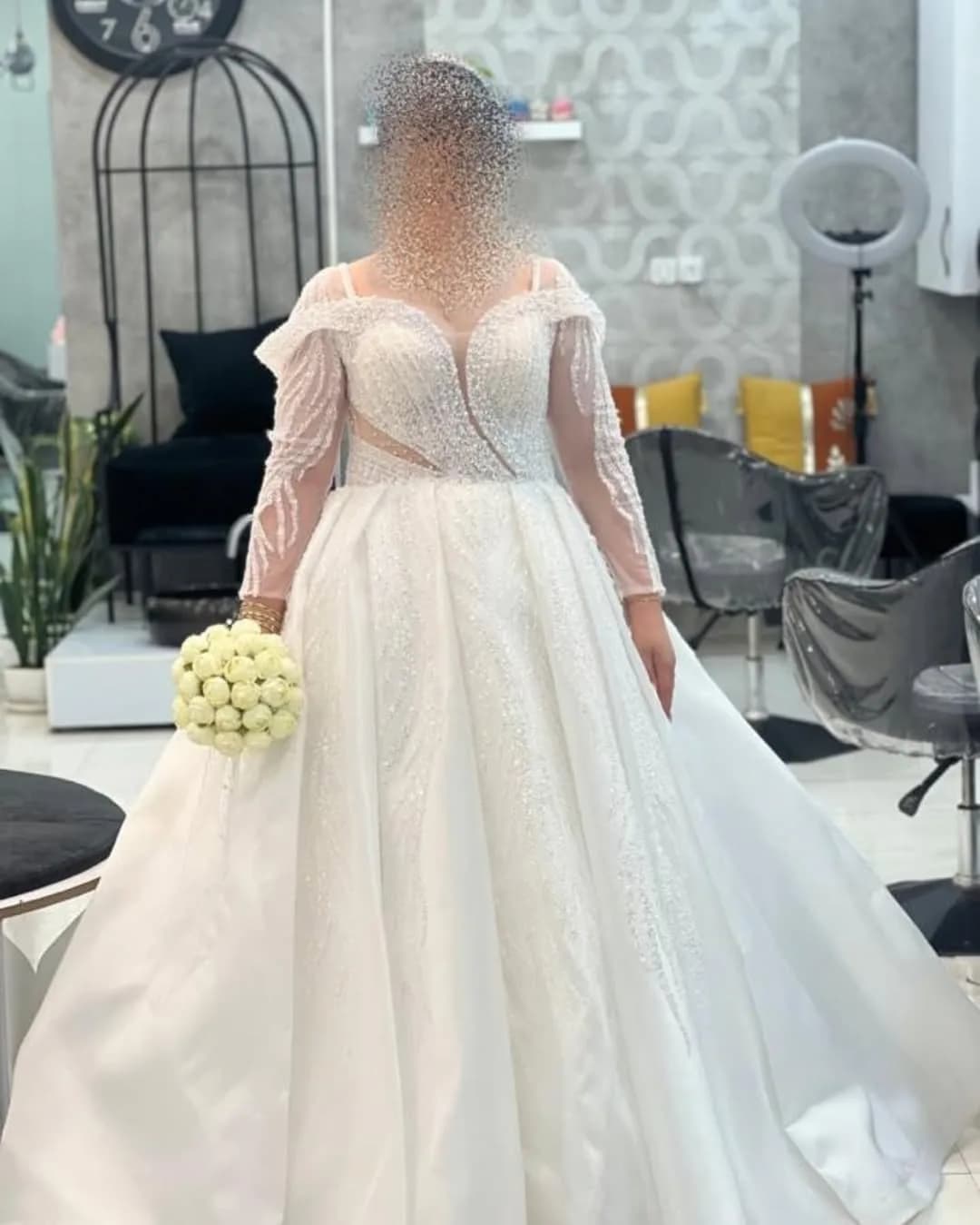 لباس عروس سایز ۴۶ تا ۴۸، رنگ سفید، جنس تور، ساتن و سنگ‌دوزی، بلند، یقه V، آستین بلند، پفی
