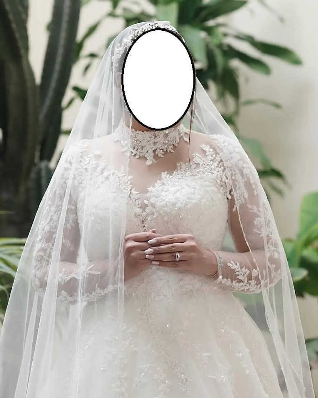 لباس عروس با ژپون دوخته‌شده سایز ۴۲ تا ۴۴، رنگ سفید، جنس توری، طرح گلدوزی، بلند، آستین بلند، یقه بالا