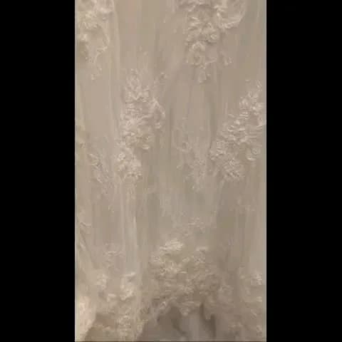 لباس عروس دانتل فرانسه، رنگ سفید، جنس گیپور و تور، طرح گلدار، بلند، یقه دلبری، آستین بلند، جذب