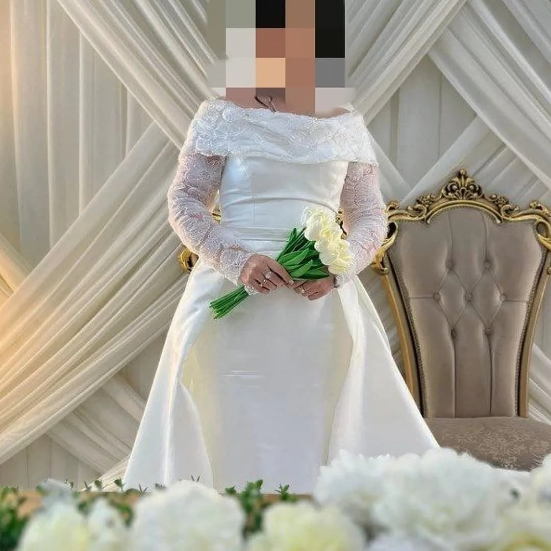 لباس عقد مزون‌دوز ساتن آمریکایی، رنگ سفید، جنس تور، طرح توری، بلند، یقه قایقی، آستین بلند