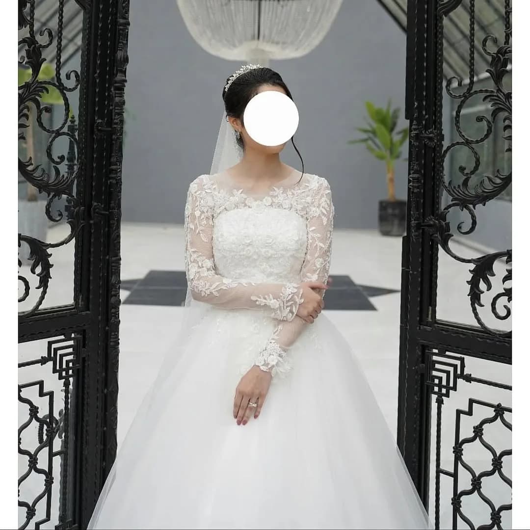 لباس عروس سایز ۳۴ تا ۳۸، رنگ سفید، جنس تور و گیپور، طرح گلدار، بلند، یقه گرد، آستین بلند، جذب
