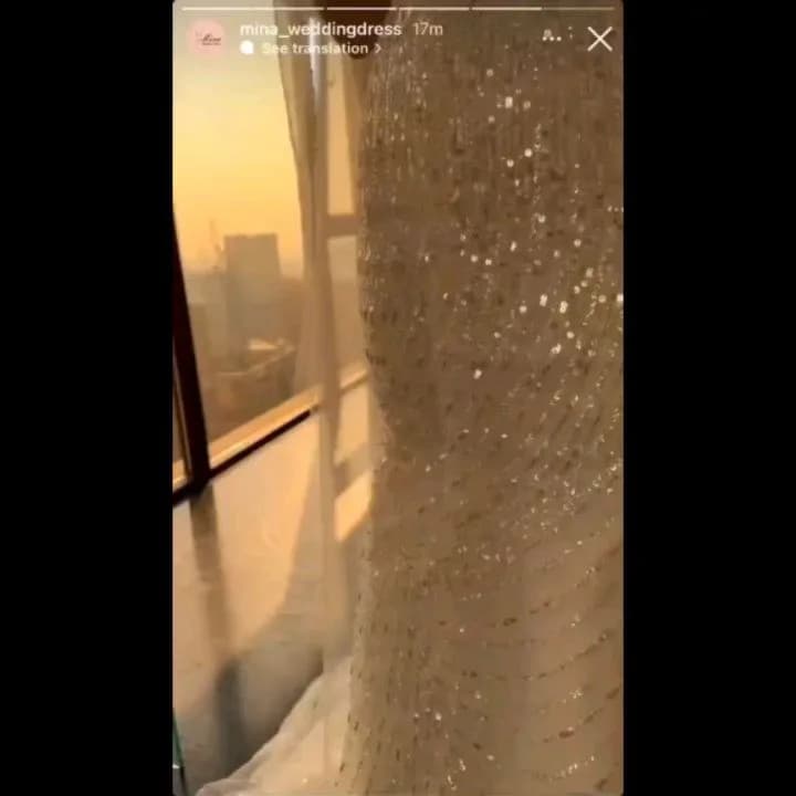 لباس عروس مدل ماهی باکسدوزی، رنگ سفید، جنس ساتن و تور، طرح سنگدوزی، بلند، یقه هفت، بدون آستین