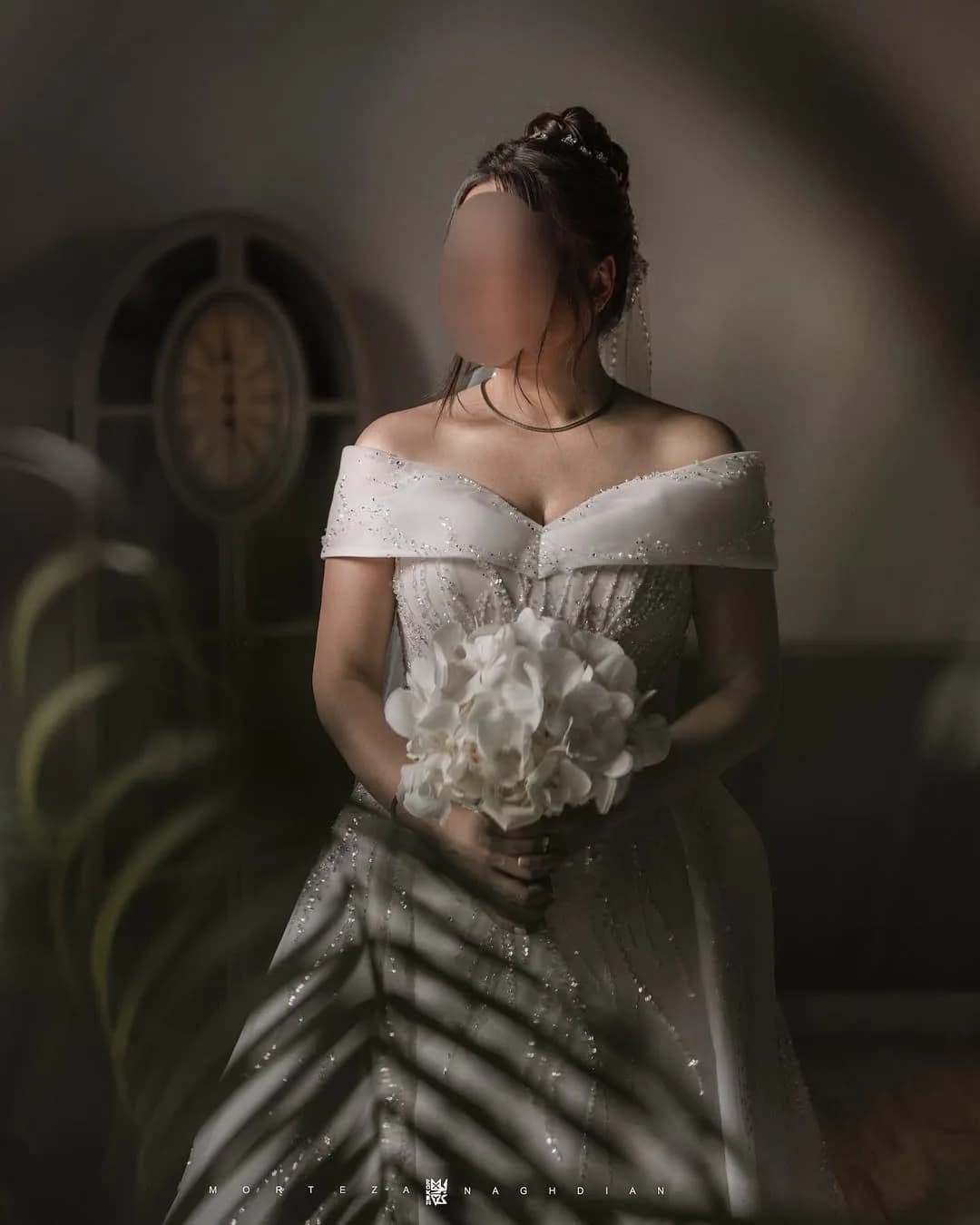 لباس عروس بانوگ، رنگ سفید، جنس ساتن و تور، طرح گل‌دار و سنگ‌دوزی، بلند، یقه قایقی، آستین‌حلقه