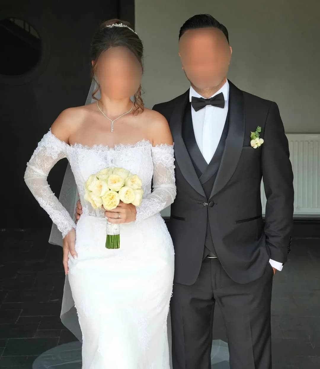 لباس عروس دانتل فرانسه سایز ۳۶ تا ۳۸، رنگ سفید، جنس توری و ساتن، طرح گلدوزی، بلند، یقه دکلته، آستین بلند، جذب