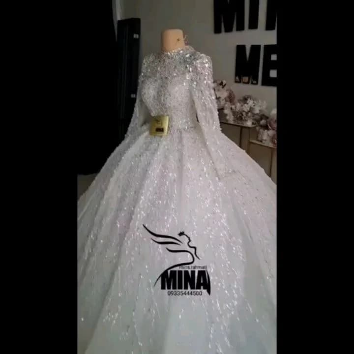 لباس عروس، رنگ سفید، جنس توری، طرح گلدوزی، بلند، یقه بسته، آستین بلند، پف‌دار
