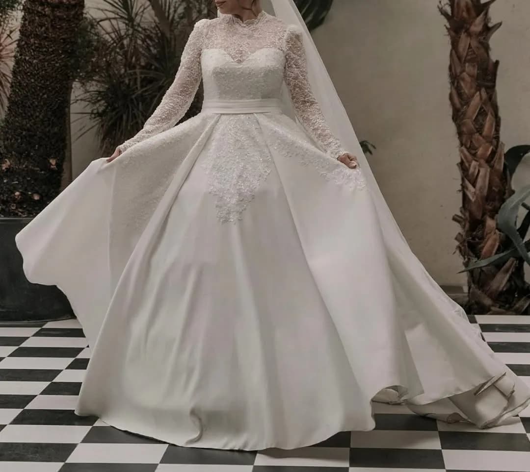 لباس عروس دانتل فرانسه، رنگ سفید، جنس ساتن و گیپور، طرح گلدوزی، بلند، یقه ایستاده، آستین‌بلند، پفی
