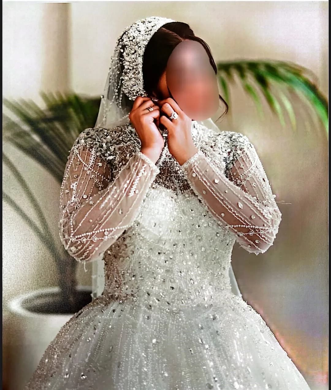 لباس عروس عربی جواهردوزی، رنگ سفید، جنس ساتن و تور، طرح سنگ‌دوزی، بلند، یقه ایستاده، آستین بلند، جذب