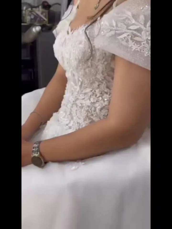 لباس عروس دنباله‌دار با شنل، رنگ سفید و مشکی، جنس ساتن و تور، بلند، سرشانه افتاده، گشاد