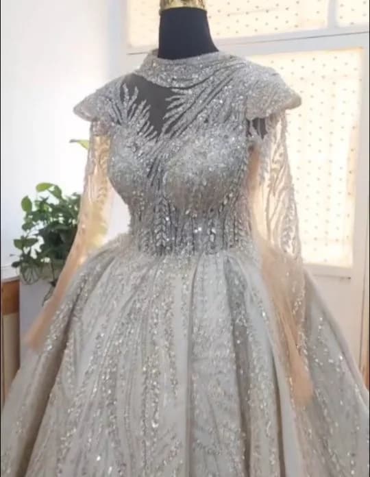 لباس عروس عربی یقه سه‌سانت، رنگ سفید، جنس تور و ساتن، طرح گلدوزی، بلند، آستین‌بلند، یقه ایستاده