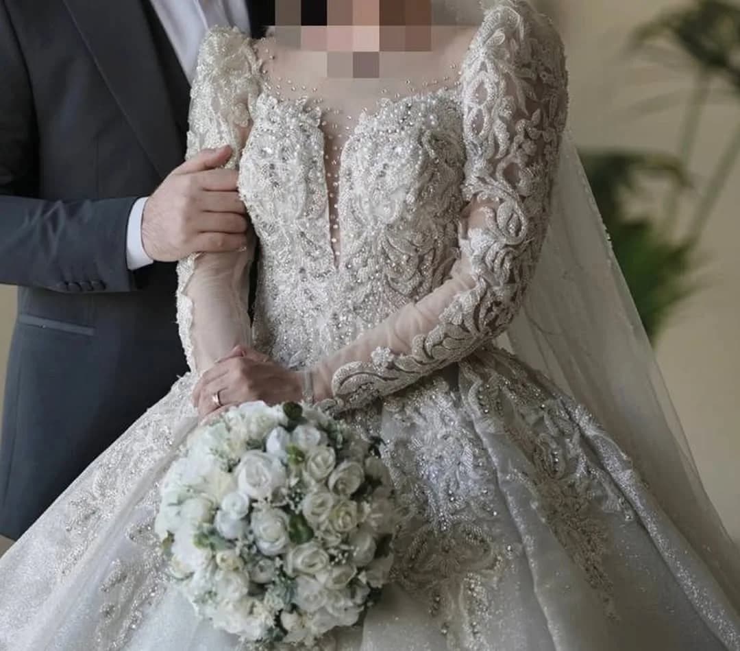 لباس عروس، رنگ سفید، جنس تور و گیپور، طرح گلدوزی، بلند، یقه هفت، آستین‌بلند، جذب