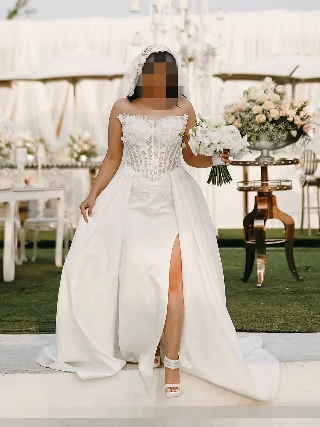 لباس عروس با تور و آستین جدا، رنگ سفید، جنس ساتن و توری، طرح گلدوزی، بلند، دکلته، دامن باز