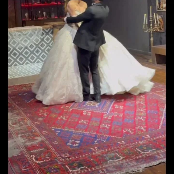 لباس عروس پیوگان، رنگ سفید، جنس تور، طرح سنگ‌دوزی، بلند، دکلته، دنباله‌دار
