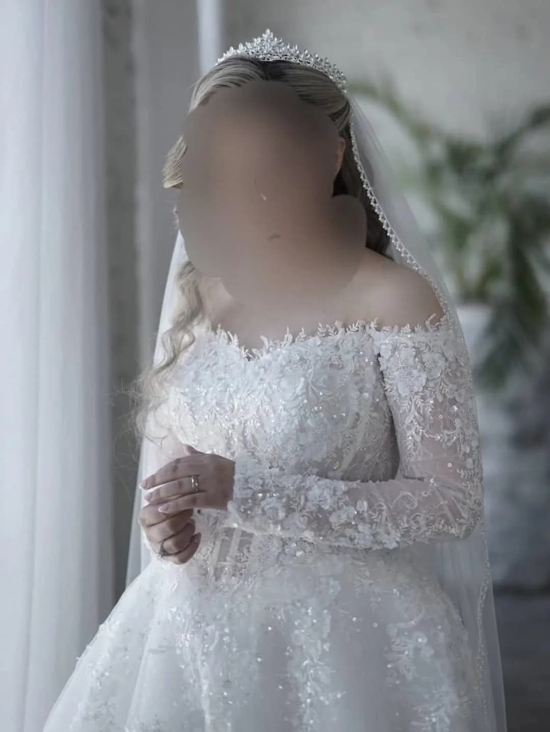 لباس عروس، رنگ سفید، جنس تور و حریر و گیپور، طرح گلدار، بلند، یقه قایقی، آستین بلند، جذب