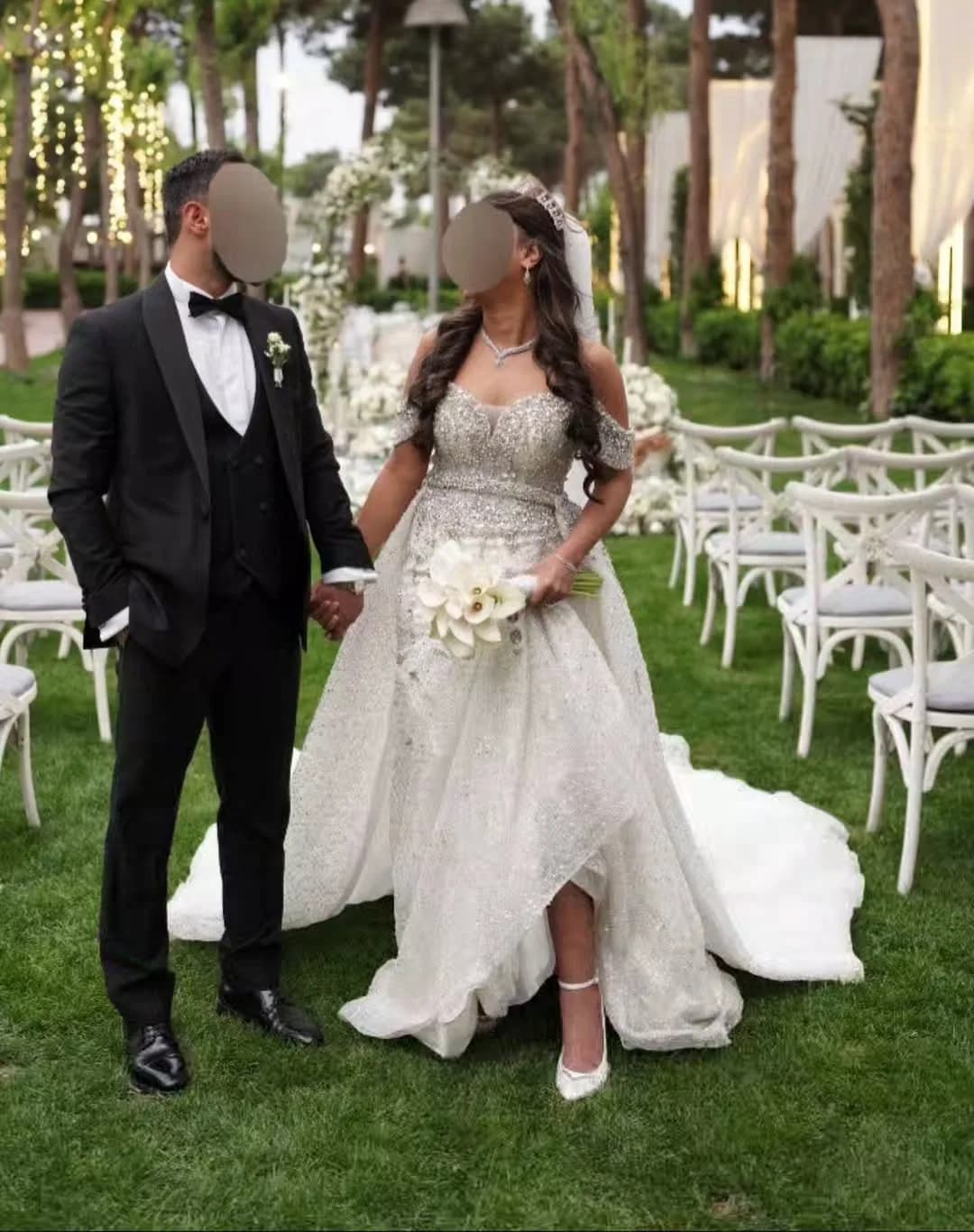 لباس عروس نگین‌کاری، رنگ سفید، جنس توری و ساتن، طرح گلدوزی، بلند، آستین کوتاه، دکلته