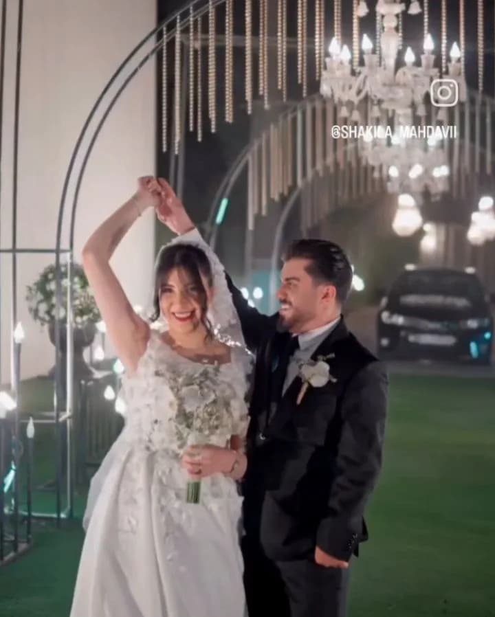 لباس عروس گل برجسته با تور، رنگ سفید، جنس ساتن و تور، طرح گلدار، بلند، آستین‌بلند، یقه باز، جذب