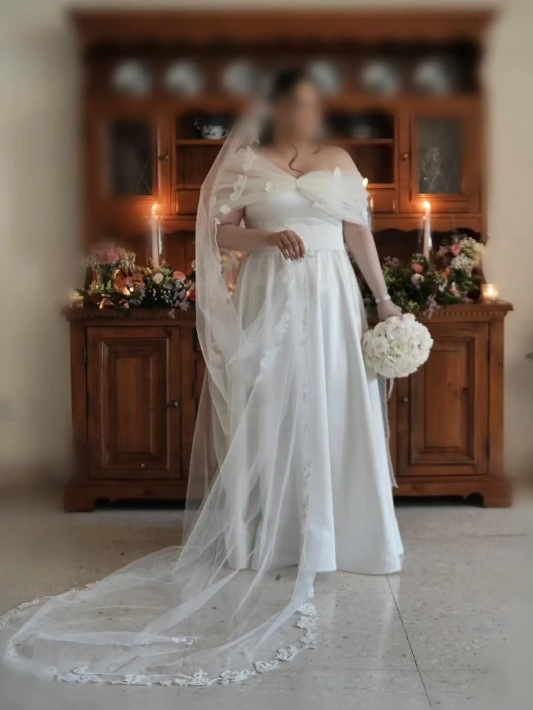 لباس عروس ساتن گل‌برجسته، رنگ سفید، جنس تور، بلند، یقه باز، بدون آستین