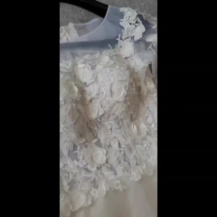 لباس عروس مزونی، رنگ سفید، جنس توری، طرح گلدوزی، بلند، یقه گرد، آستین بلند، پف‌دار