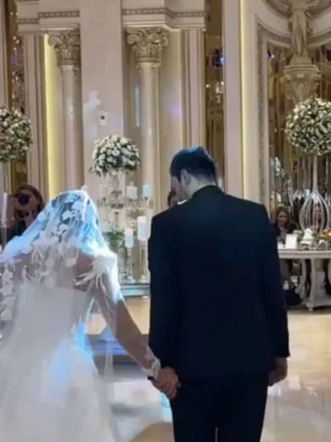 لباس عروس گل‌برجسته دودامنه، رنگ سفید، جنس ساتن و توری، طرح گلدوزی، بلند، یقه قایقی، بدون آستین، پف‌دار