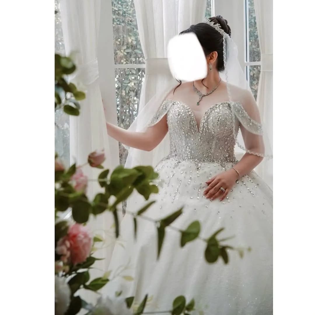 لباس عروس دانتل سنگ‌دوزی، رنگ سفید و نقره‌ای، جنس توری، طرح گلدوزی، بلند، یقه V، آستین کوتاه