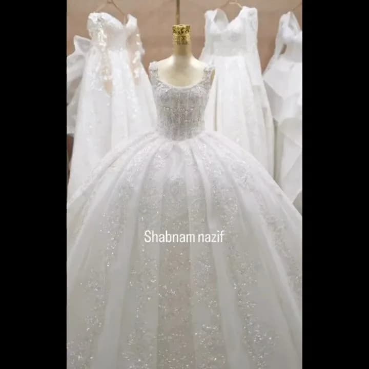 لباس عروس مرواریددوزی، رنگ سفید، جنس تور و ساتن، طرح سنگ‌دوزی، بلند، یقه گرد، بدون آستین