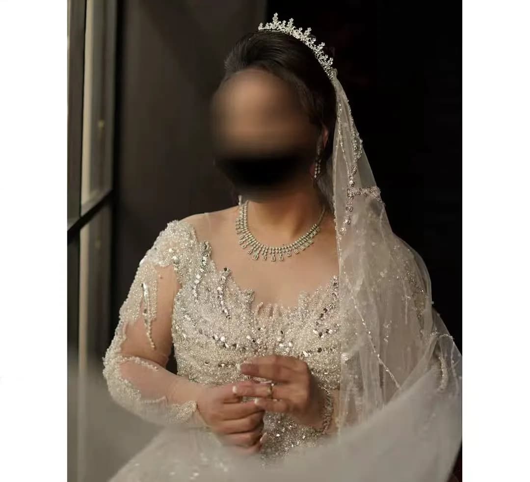 لباس عروس سنگ‌دوزی، رنگ سفید، جنس تور و ساتن، بلند، یقه گرد، آستین بلند