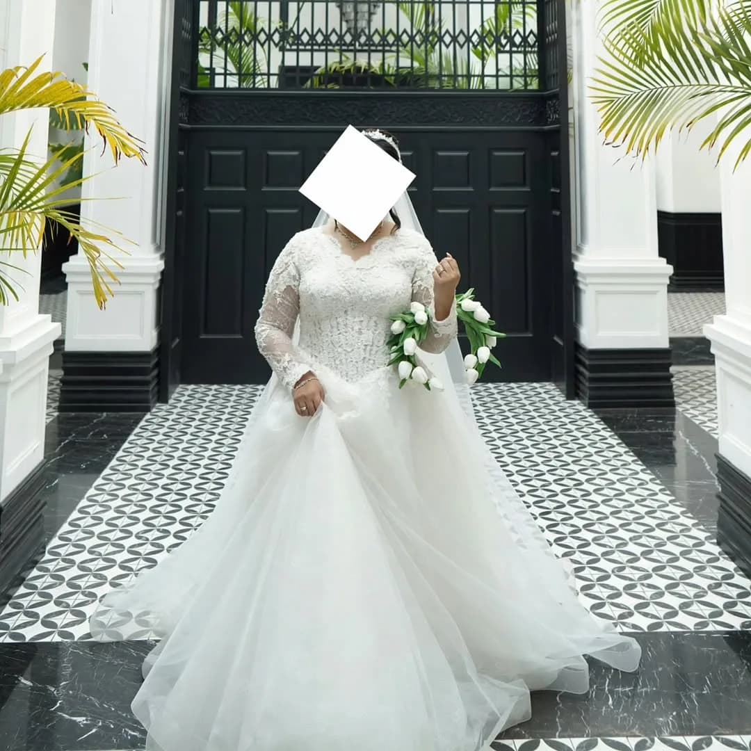 لباس عروس دانتل دنبالهدار، رنگ سفید، جنس توری و ساتن، طرح گلدوزی، بلند، یقه V، آستین بلند، پفدار