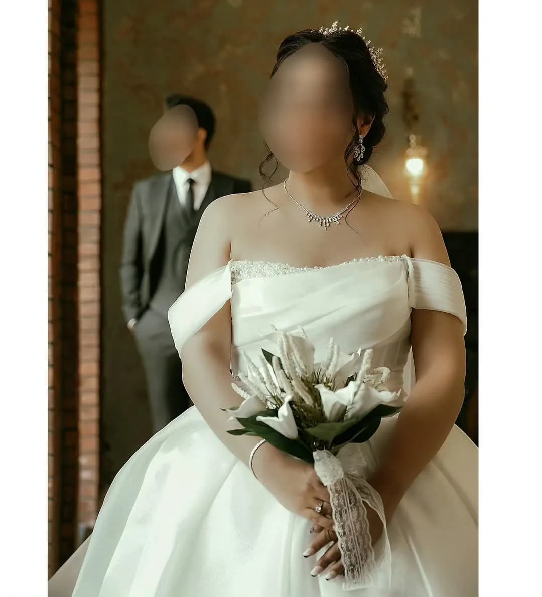 لباس عروس ساتن، رنگ سفید، بلند، یقه دکلته، گشاد