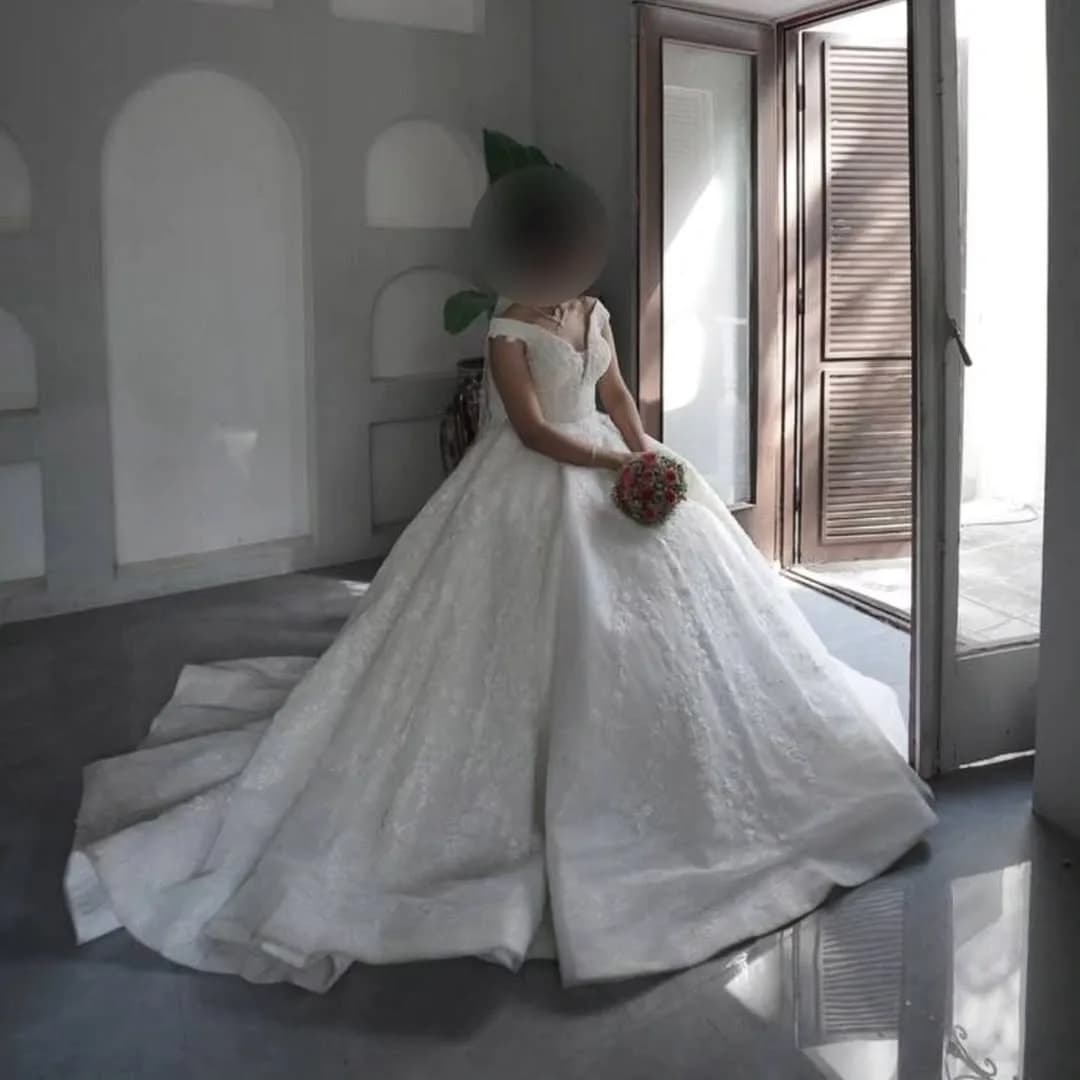 لباس عروس با تور و شنل، رنگ سفید، جنس ساتن، بلند، یقه وی، پفدار