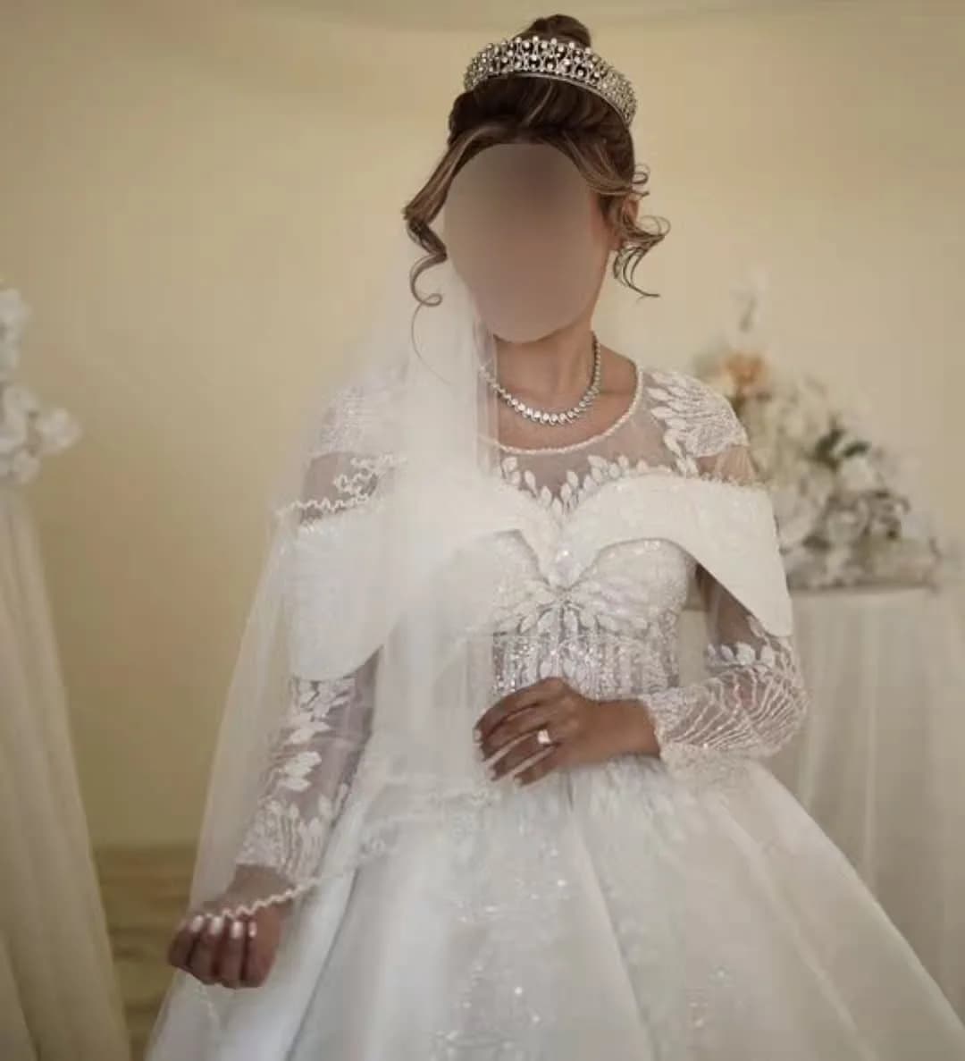 لباس عروس انجلی آفشولدر، رنگ سفید، جنس توری، طرح گلدوزی، بلند، یقه دکلته، آستین بلند