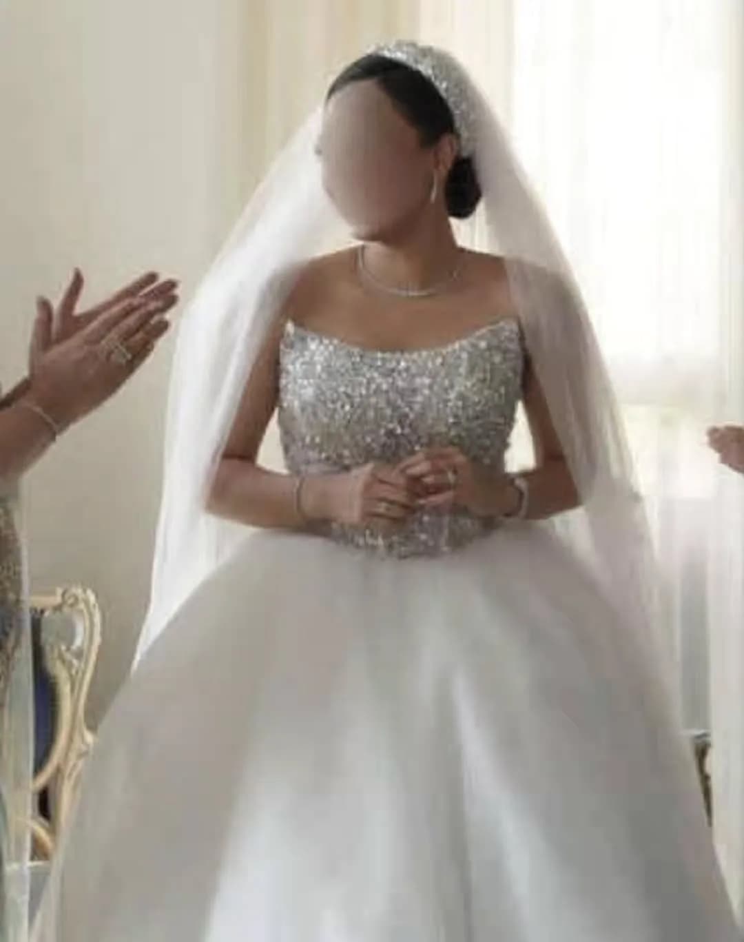 لباس عروس پرنسسی جواهردوزی، رنگ سفید، جنس توری، طرح گلدوزی، بلند، یقه مربع، پفدار