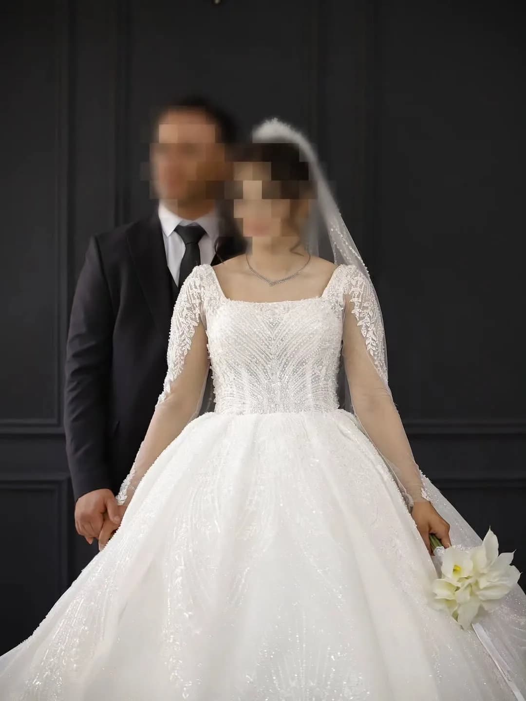 لباس عروس دانتل آستینبلند، رنگ سفید، طرح گلدوزی، یقه مربع، آستین کوتاه