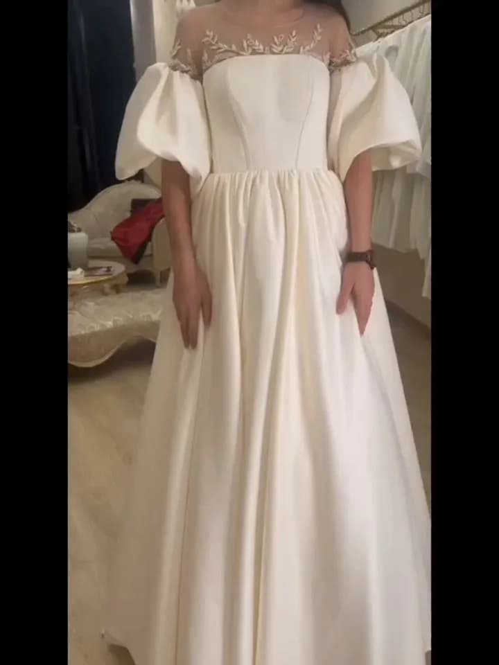 لباس عروس ساتن آمریکایی شیری، رنگ سفید و مشکی، بلند، یقه قایقی، آستینبلند، پفی