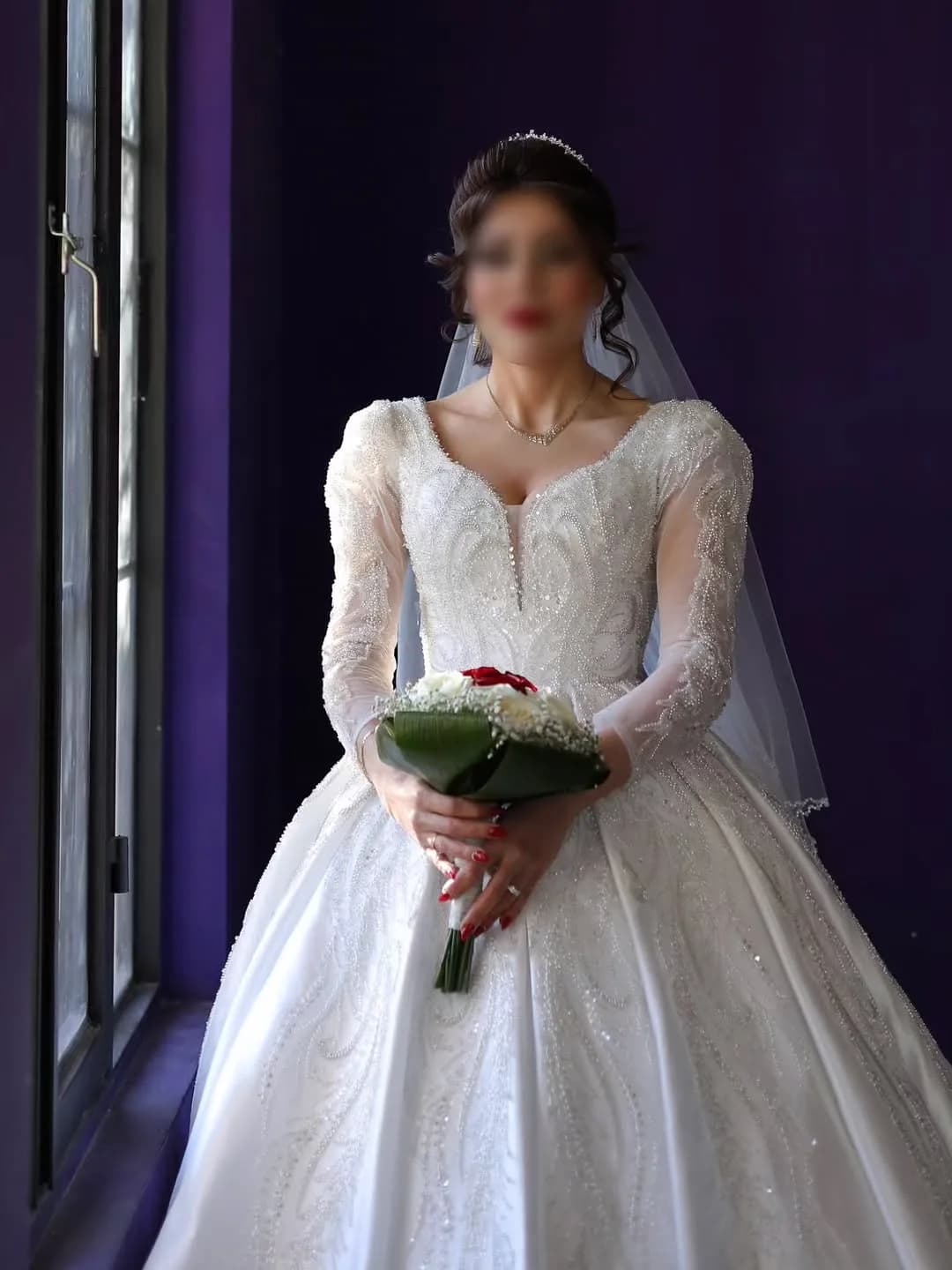لباس عروس پرنسسی مروارید دوزی، رنگ سفید، جنس ساتن و تور، طرح گلدار، بلند، آستینبلند، یقه باز، جذب